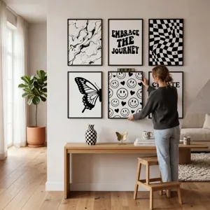 Detailansicht eines modernen schwarz-weißen Galeriewand-Kunstdrucksets mit minimalistischer Deko.