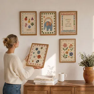 Set di pittura murale decorativa con elefante e pianeta per accogliente soggiorno.