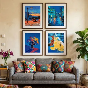 Migliora il tuo soggiorno con questo set di quattro stampe d'arte urbana e floreale.