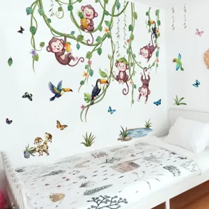Detalle de vinilo de pared animales de la selva con monitos y lianas para decorar la habitación.