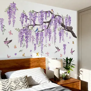 Detailansicht des Blauregen Blumen Ast Vogel Schmetterling Wandaufklebers fürs Schlafzimmer.