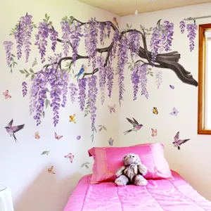 Detailansicht des Wisterienbaum Wandtattoos mit Vögeln und Schmetterlingen fur Schlafzimmer.