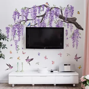 Detailansicht des eleganten Blauregen Baumzweig Wandtattoos mit Vögeln und Schmetterlingen.