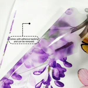 Nahaufnahme des Wisterien-Wandaufklebers beim Abziehen der Rückseite mit Klebedesign.
