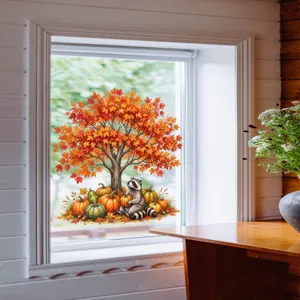 Herbst Fensteraufkleber Detail mit süßem Waschbär und Kürbisbaum für Glasdekoration.