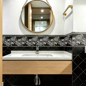 Διακοσμητικό αυτοκόλλητο μπορντούρας πλακιδίων με λευκά λουλούδια για μπάνιο και κουζίνα.