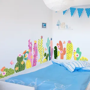 Gedetailleerd overzicht van gekleurde cactussen muurstickers met bloemen en vlinders.
