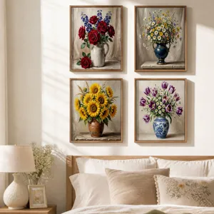 Gedetailleerd uitzicht op vintage bloemige olieverfschilderijen set aan de slaapkamer muur.