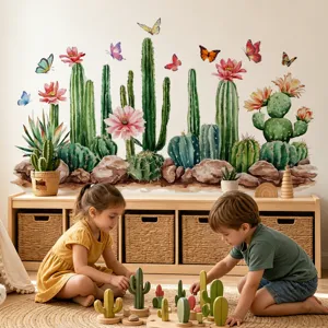 Detail van kleurrijke cactussen en vlinders muursticker met houten speelgoed in de kinderkamer.