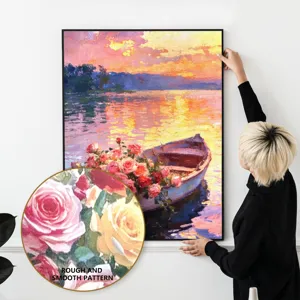 Detailopname van de getextureerde kunstprint met ruwe en gladde bloemmotieven duidelijk zichtbaar.
