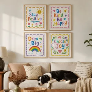 Vier gerahmte, motivierende englische Kunstdrucke mit niedlichen Motiven für gemütliche Wanddeko.
