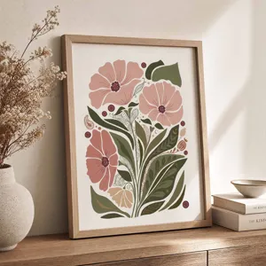 Boheemse bloemige kunstprint in houten lijst, opgesteld op een tafel met een vaas droogbloemen.