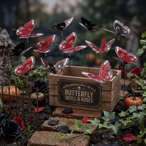 Gedetailleerd overzicht van gotische vlindertuinprikkers met glinsterende rode Halloween decoratie rekwisieten.