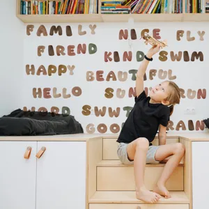 Charmant scène detail van bohemian stijl letter muurstickers in kinderkamer decoratie.