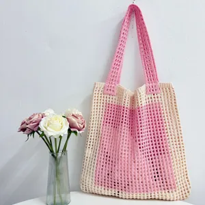 Strick-Tasche Detailansicht, rosa-beige Häkel-Design, perfekte Strandtasche für den Urlaub.