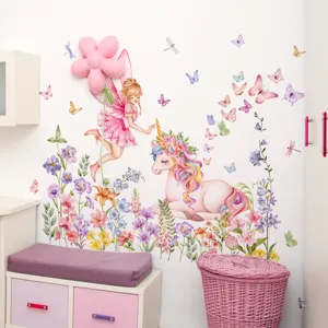 Vue détaillée d'un sticker mural fée licorne et fleurs pour la décoration de chambre.