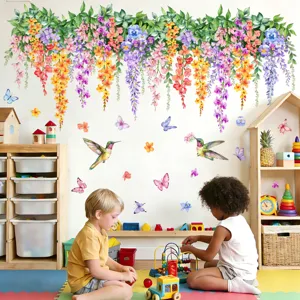 Bunte Blumenranken und Kolibri Wandtattoo Detail für die kinderfreundliche Wanddekoration.