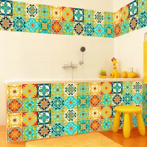 Detalle del baño que muestra pegatinas de azulejos retro coloridas en la bañera.