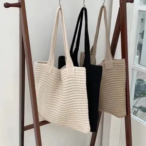 Borsa tote in maglia a righe in contesto, grande borsa a spalla casual e strutturata.