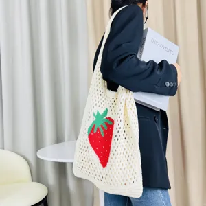 Detailaufnahme der cremefarbenen Strick-Netztasche mit rotem Erdbeermuster für Sommertage.