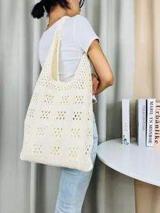 Detailansicht einer stilvollen beige Häkel-Stofftasche, perfekt für Strand und den Alltag.