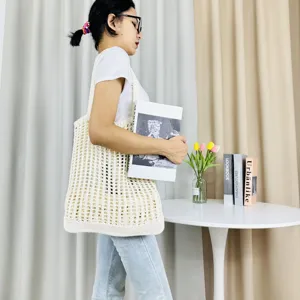 Detailansicht der beigen Strick Netz Shopper Tasche, modische lässige Strandtasche.