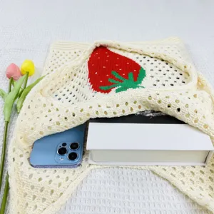 Gestrickte Erdbeere Tote Bag Detailansicht, ausgehöhlte Strand Umhängetasche Design.
