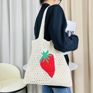 Gestrickte Tasche mit rotem Erdbeer-Muster, lässige ausgehöhlte Strand-Schultertasche.