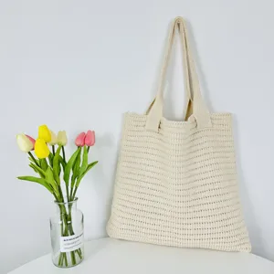 Borsa shopper in maglia beige con comodi manici, borsa casual ideale per uso quotidiano.