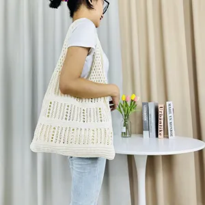 Beigefarbene, gehäkelte Schultertasche mit Lochmuster, große lässige Tote-Bag für Strand und Alltag.