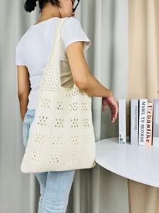 Lässige Strick-Tote-Bag mit Lochdesign, große Schultertasche für Alltag und Strand.