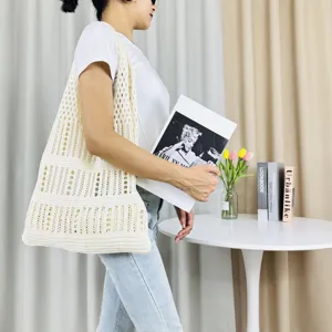 Beigefarbene Häkel-Strick-Tasche Detailansicht, lässige Schulter-Strandtasche Design.