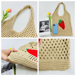 Beige Strick Shopper Tasche mit rotem Erdbeer Muster, lässige Häkel Strand Umhängetasche Detail.