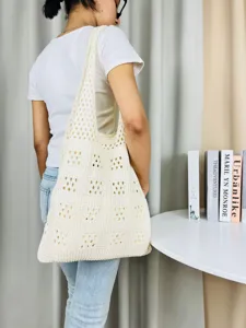 Detailansicht einer lässigen beige Häkel-Umhängetasche am Model, feine Textur.