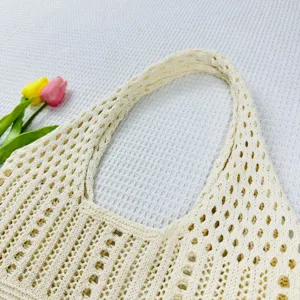 Beige gestrickte Häkel-Umhängetasche Detail zeigt die exquisite Lochmuster-Textur.
