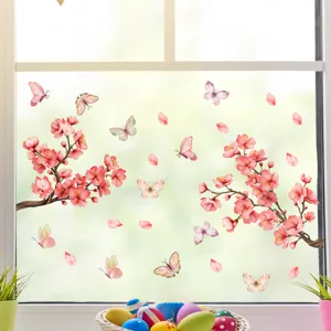 Détail rapproché des autocollants pour fenêtre avec des fleurs de cerisier et papillons.
