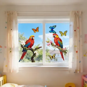 Vue détaillée d'autocollants de fenêtre perroquet et papillon colorés sur verre, statiques.