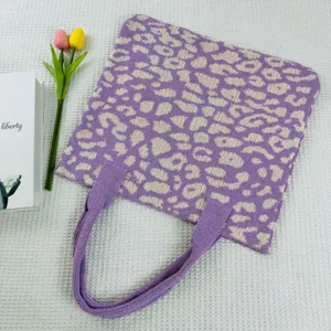 Lila Leo Strick-Shopper Detailansicht, lässige weiche Umhängetasche mit tollem Muster.