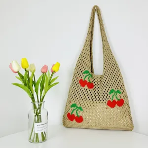 Bolso tote de punto calado con un bonito diseño de cereza para uso diario muy casual.