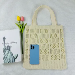 Detailaufnahme der beige gestrickten Schultertasche mit schickem Lochmuster