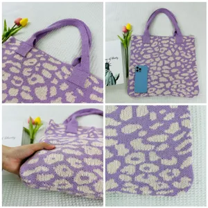 Detailansicht der lila Leoparden Strick-Tragetasche mit weicher Textur und Griffen.