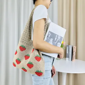 Beige gebreide shopper tas met schattig aardbeipatroon, grote casual schoudertas.