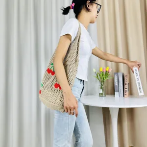 Bolso tote de punto de ganchillo beige con bonito estampado de cerezas, bolso de hombro.