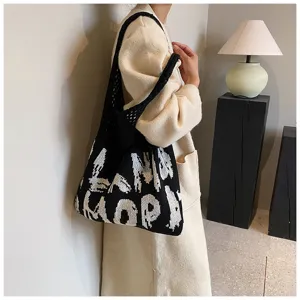 Nahaufnahme einer schwarz-weißen Strick-Tasche mit Mustern in minimalistischem Stil