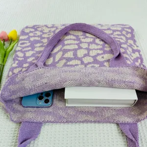 Gestrickte Tasche mit Leopardenmuster, große Umhängetasche im stilvollen Detailblick.