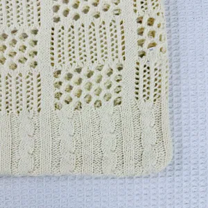 Beigefarbene gestrickte Handtasche Detailansicht, Lochmuster Design, lässige Strandtasche.