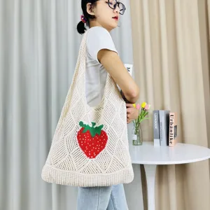 Beige Strick Tote Tasche mit rotem Erdbeer Muster, große gewebte Umhängetasche für Damen.