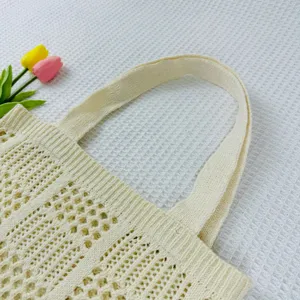 Nahaufnahme der beige Strick-Häkel-Umhängetasche, zeigt weiche Textur und feines Webmuster.