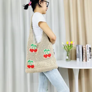 Vista detallada del bolso de hombro de punto beige con bonito diseño de cereza para diario.