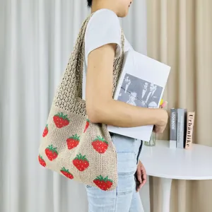Gebreide aardbei shopper, grote gehaakte schoudertas, casual esthetische dagelijkse tas.
